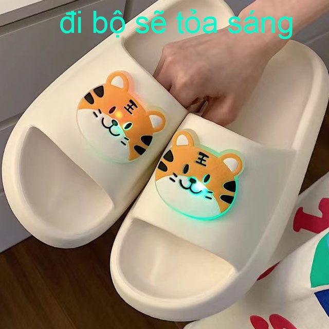 💥Hàng Có Sẵn💥Mới chống trượt đáng yêu Dép đi trong nhà / ngoài trời thiết kế đi bộ sẽ tỏa sáng Sáng tạo Dép xốp thời dành cho nam và nữ