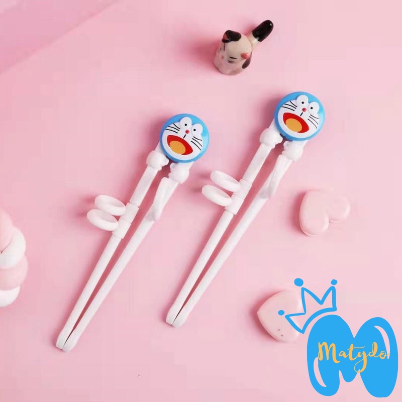 Đũa tập ăn cho bé cao cấp kiểu nhật nhỏ gọn vừa tay dễ dàng điều kiển có móc tay hình Doraemon