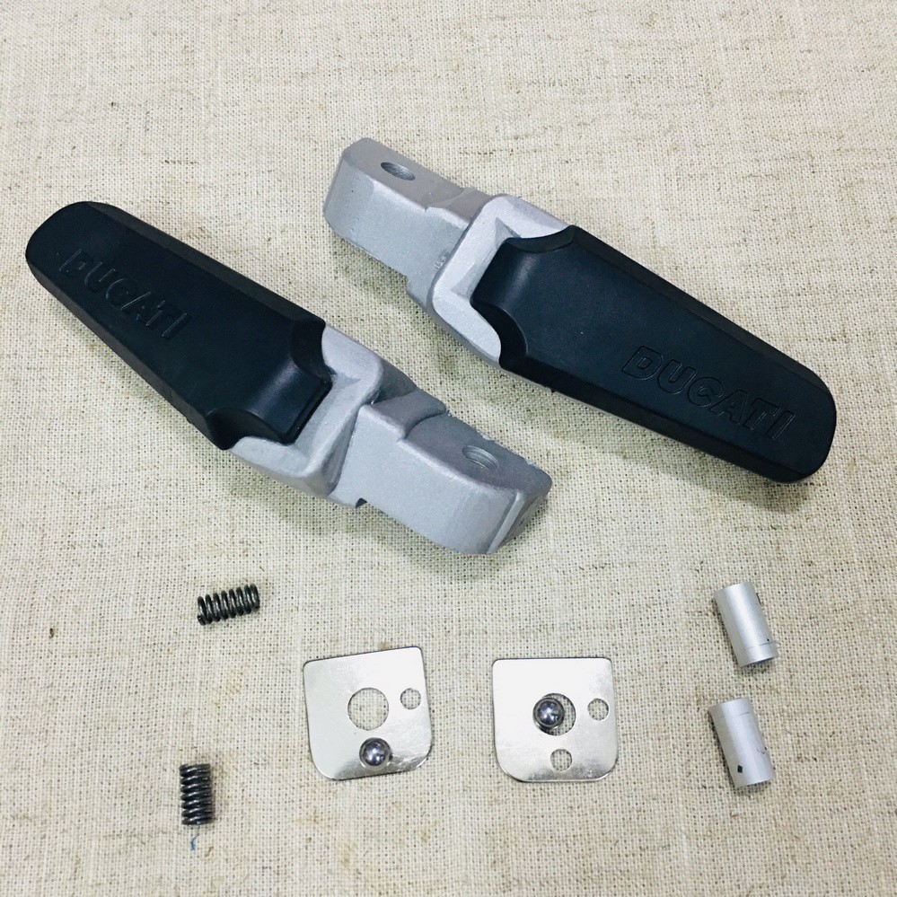 [SALE SỐC] CẶP GÁC CHÂN NHÔM CAO SU DUCATI NHIỀU MÀU GẮN ĐƯỢC CHO TẮT CẢ CÁC LOẠI XE MÁY CỰC ĐẸP (SIÊU RẺ)