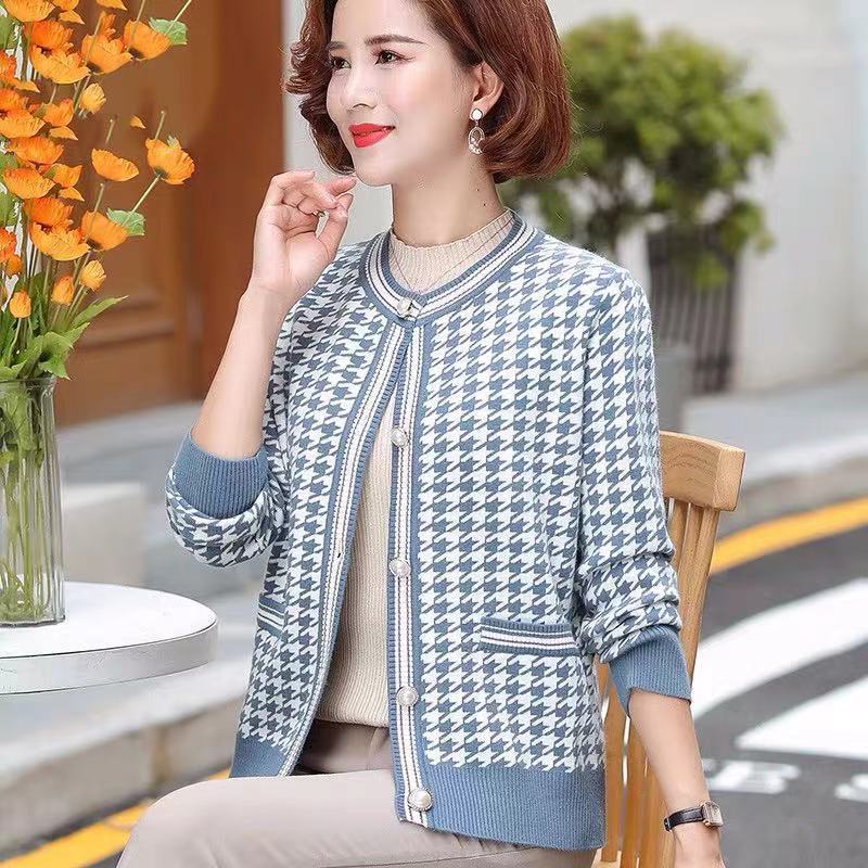 Mẹ mặc áo khoác đầu mùa thu phong cách mùa xuân 2021 mới 50 tuổi phụ nữ trung niên và cao tuổi dệt kim phong cách mỏng