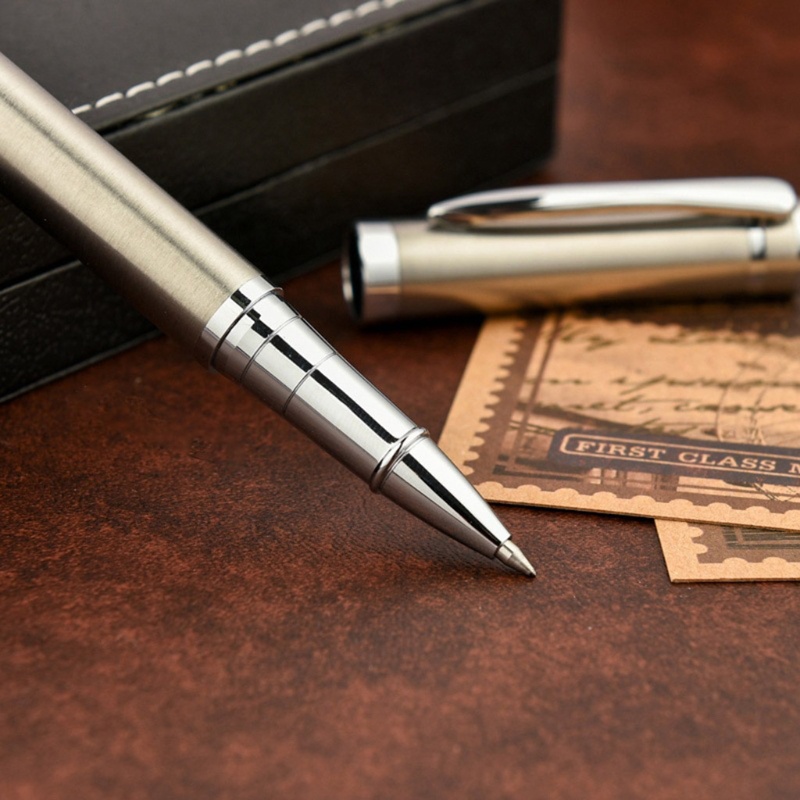 Bút bi mực đen bằng kim loại dùng trong văn phòng hoặc trường học tiện lợi