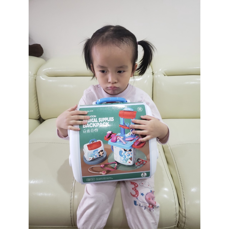 Đồ chơi bác sĩ dạng cặp balo có thể lắp thành một quầy chữa bệnh của bác sĩ tí hon