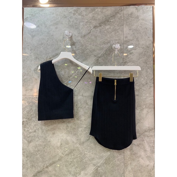 Set trang phục len nữ gồm áo croptop lệch vai và chân váy dáng ôm thương hiệu Balmain cao cấp