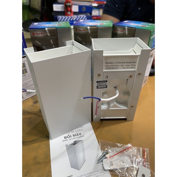 Đèn LED ốp tường hắt sáng 2 đầu đổi 3 màu ánh sáng Rạng Đông 6W Model: LN18 83x60/6W LN18.V2 ĐM 110x75/6W