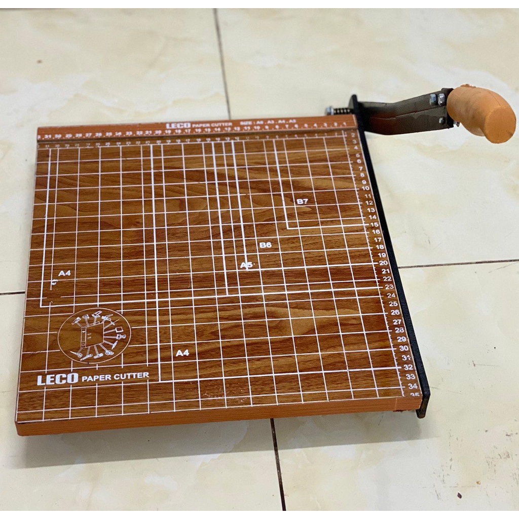 Bàn cắt giấy Leco gỗ khổ A4 chắc chắn, Mẫu mã đẹp, phù hợp cho văn phòng - Văn Phòng Phẩm