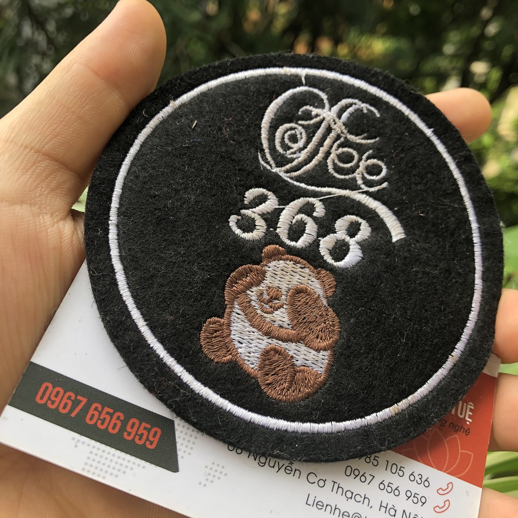 Đặt đế lót cốc vải nỉ có sẵn in ấn logo theo yêu cầu của khách hàng.