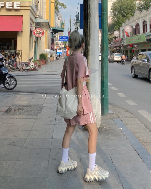 Túi đeo chéo,đựng đươc sách vở vừa a4, tông màu túi là tông tự nhiên | BigBuy360 - bigbuy360.vn