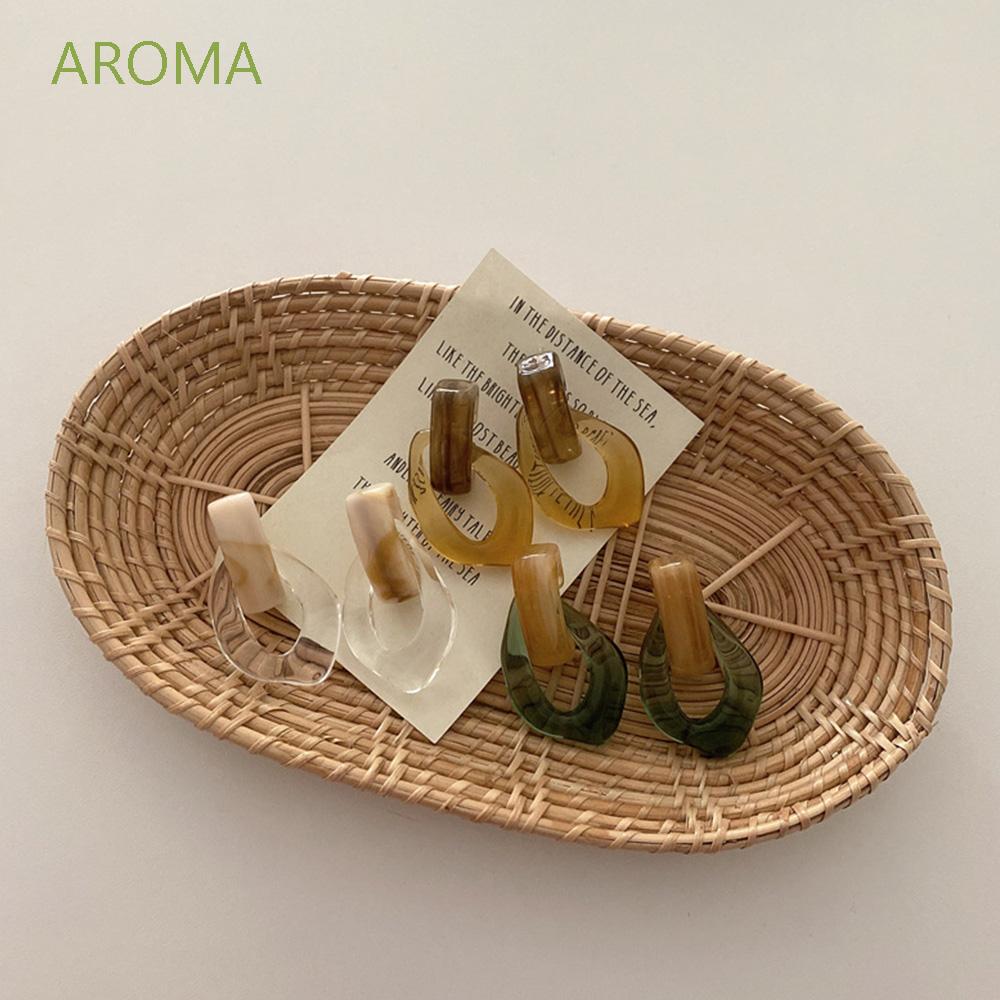 Khuyên Tai Nữ Trang Dáng Tròn Tạo Hình Độc Đáo