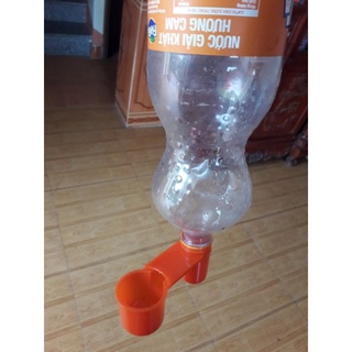 Cốc nước  lắp chai  nước ngọt  , uống tự động cho  gà loại 1