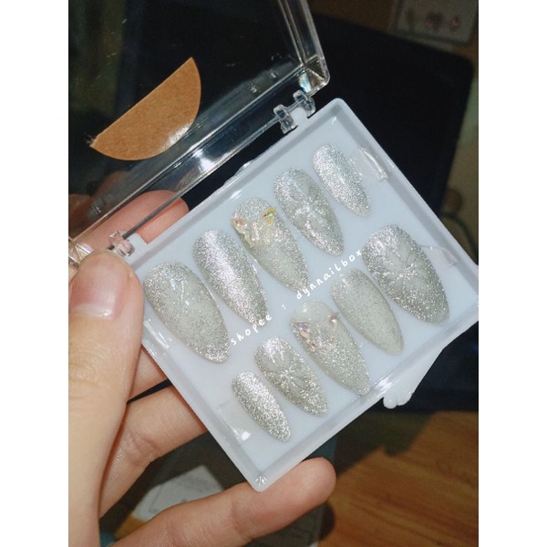 Móng tay giả  mắt mèo kim tuyến trắng