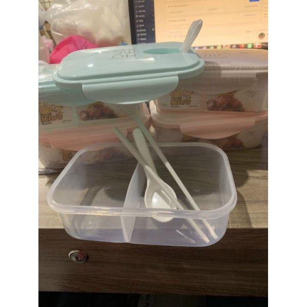 HỘP CHiA NGĂN KÈM ĐŨA MUỖNG ,