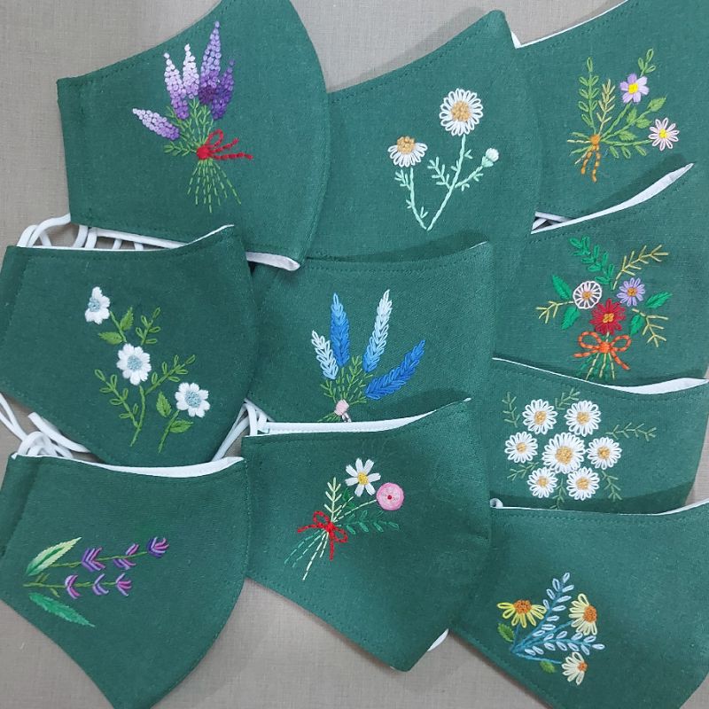 Khẩu trang linen thêu tay.
