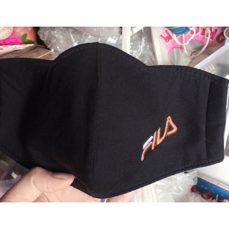Khẩu trang vải 3 lớp màu đen thêu logo