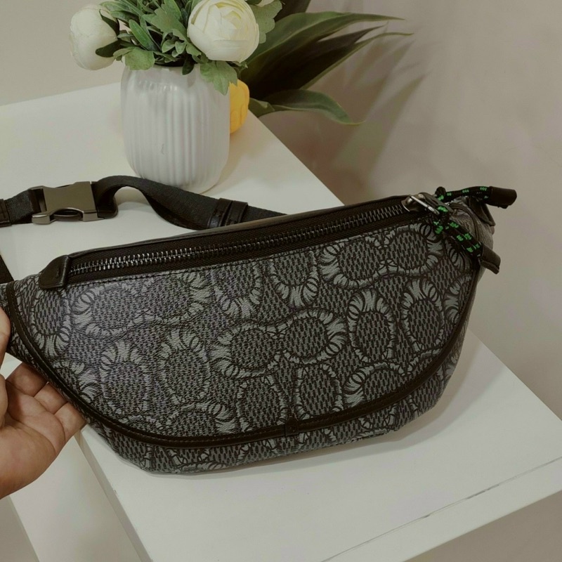 Túi Coach bao tử độc đáo 😍