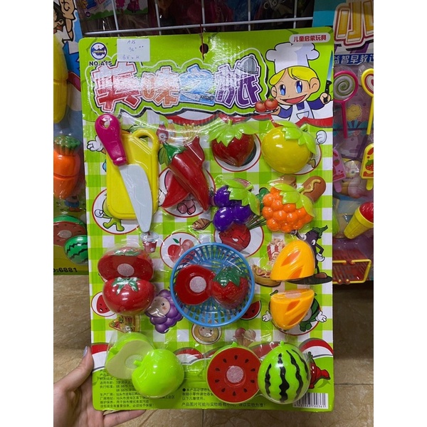 Bộ đồ chơi nấu ăn gồm dao, thớt, nồi và thìa...