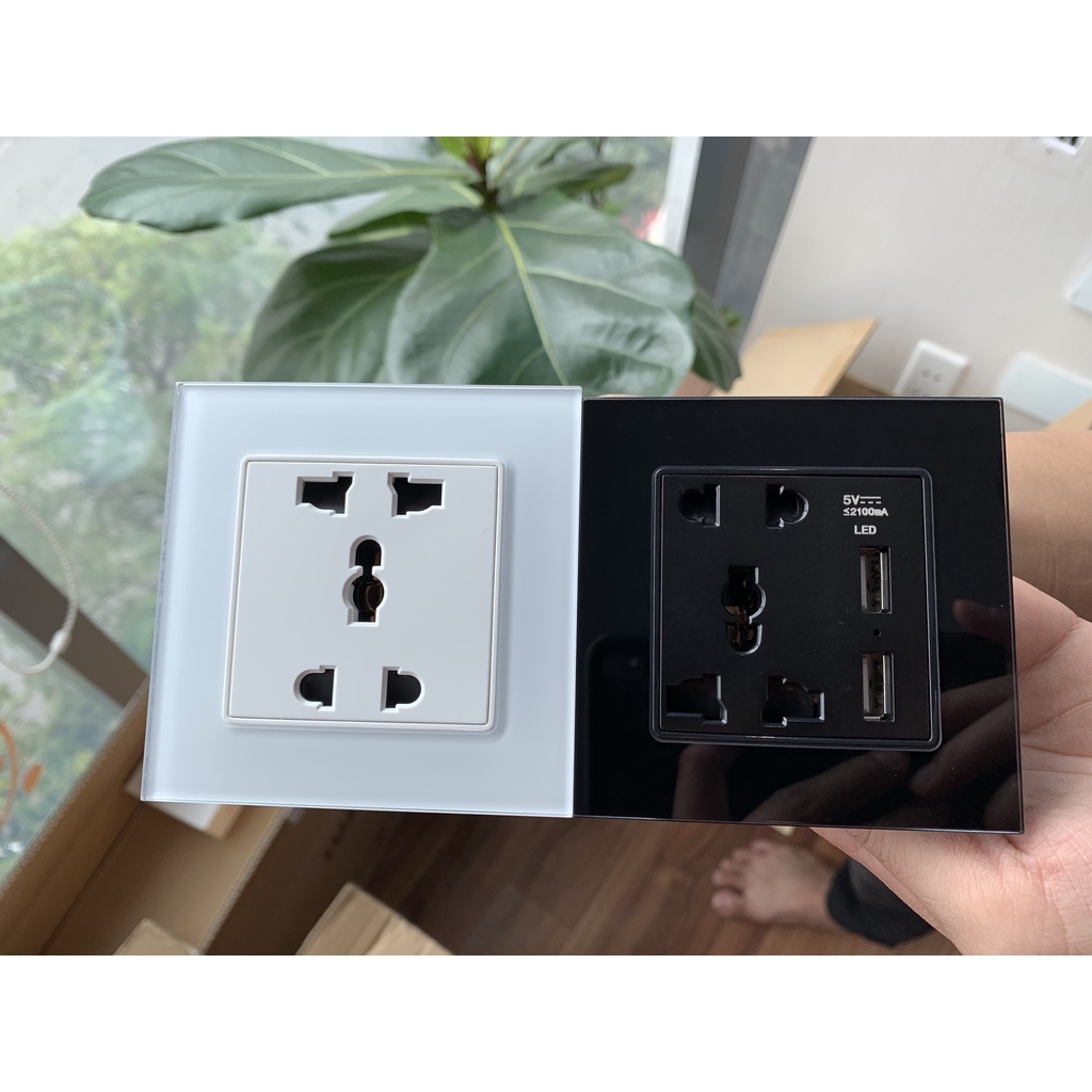 Ổ Cắm Điện Đa Năng 2 Chấu Mặt Kính Cường Lực Full Kính Hình Vuông/Có 2 Chân USB Không Có Nút Bấm Trên Mặt Ổ Cắm