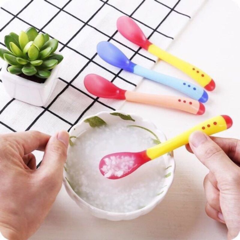 thìa ăn dặm báo nóng cho bé yêu
