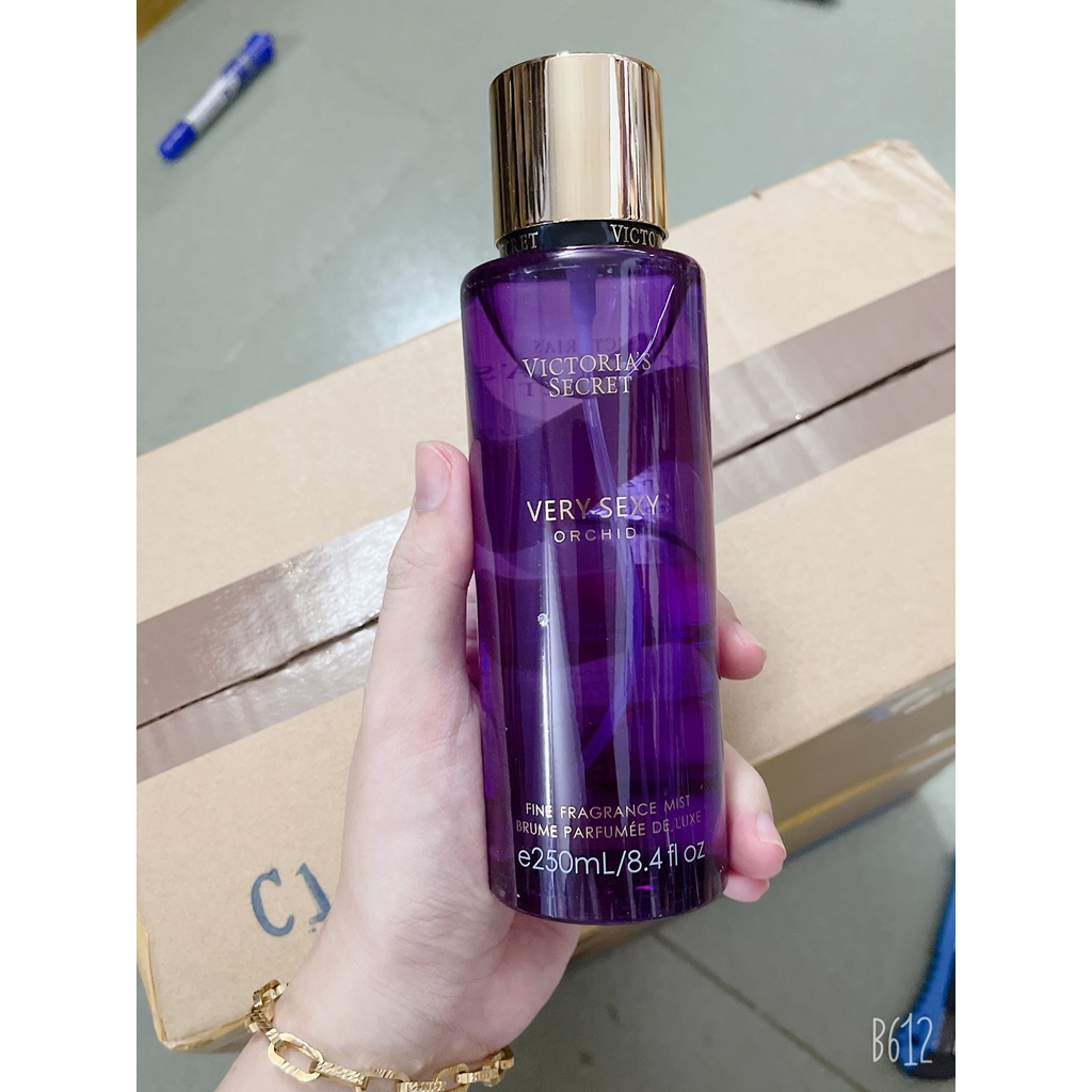 Xịt thơm body mist Victoria Amber Romance 250ml