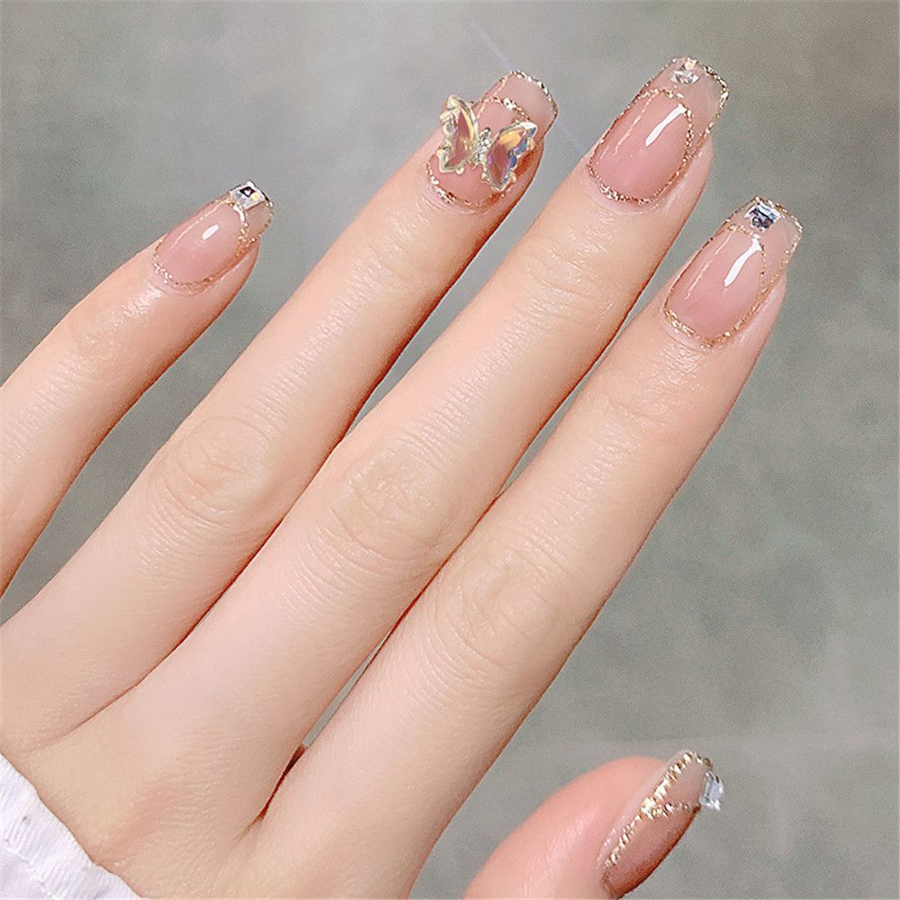Móng tay giả dáng vuông đính đá giả và phụ kiện hình bướm thời trang sang trọng