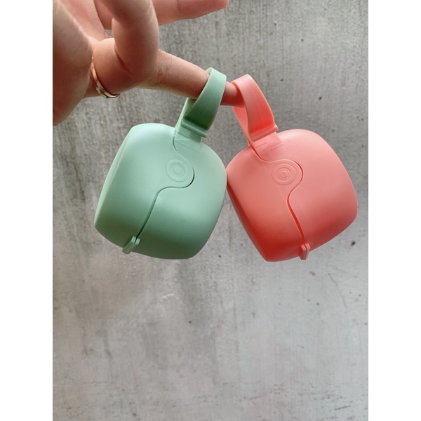Hộp nhựa đựng ti giả/ núm ti hai màu pastel xinh xắn móc treo