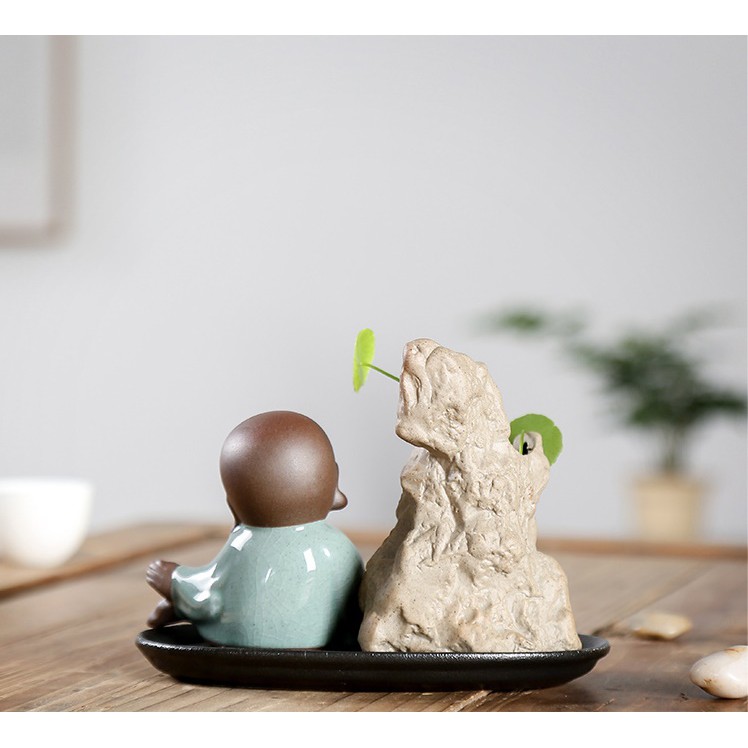 Tượng Chú Tiểu Bên Chậu Núi Đế Gốm Đen