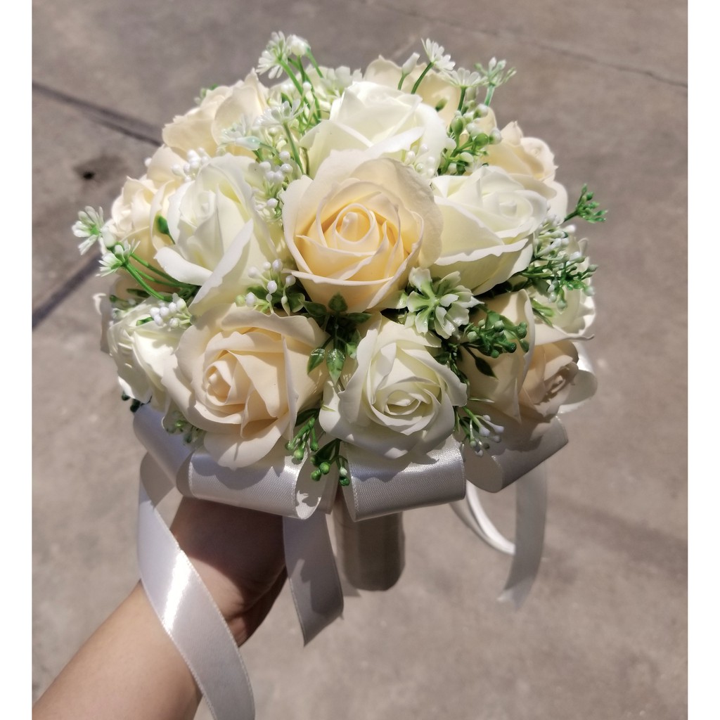 Bó hoa cưới cầm tay cô dâu hoa hồng sáp trắng, cam pastel, kem. Tặng kèm hoa cài áo chú rể. Có lớn big size