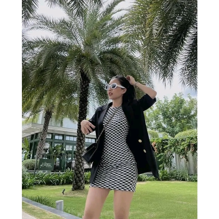 Set đầm body cổ tròn caro kèm áo khaosc vest đen tay ngắn