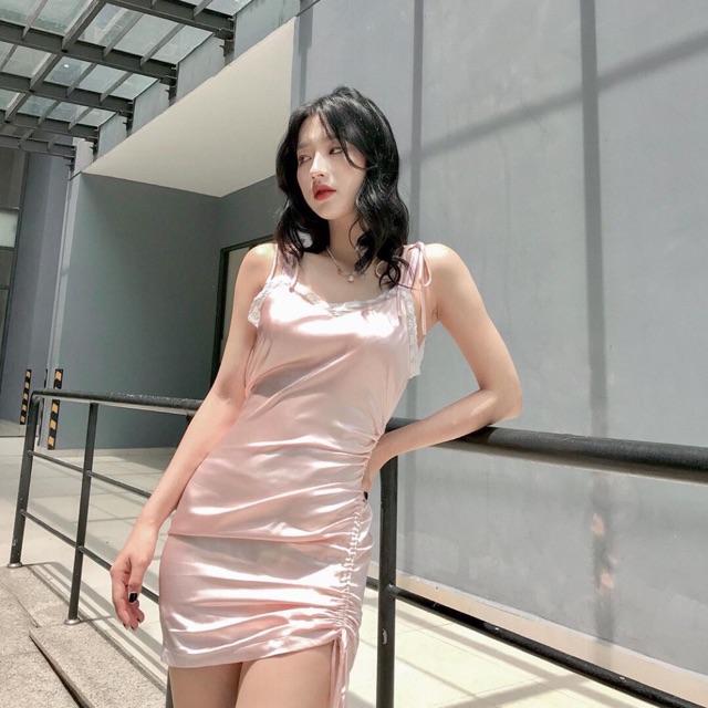 Đầm ôm chất liệu satin của SXINVASION
