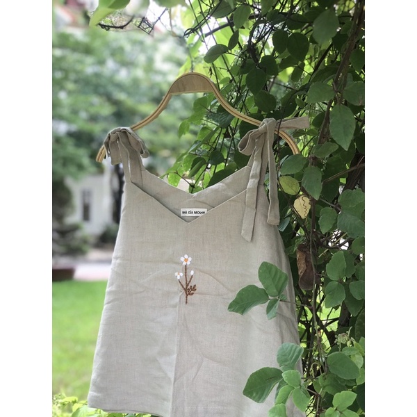 ÁO 2 DÂY LINEN THÊU TAY - Nhà Của Moon
