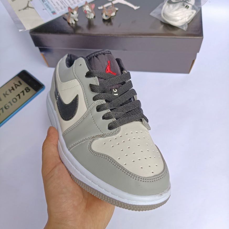 Giày Air Jordan Xám Chỉ Đỏ, Giày thể thao JD1 Low Smoke Grey nam nữ full box bill