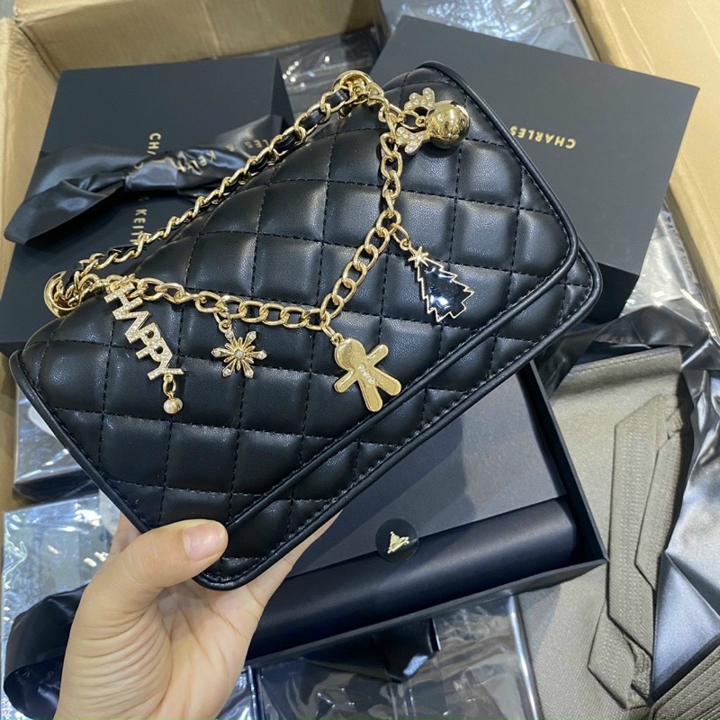 Túi đeo chéo CNNK charm mẫu mới, hàng có sẵn