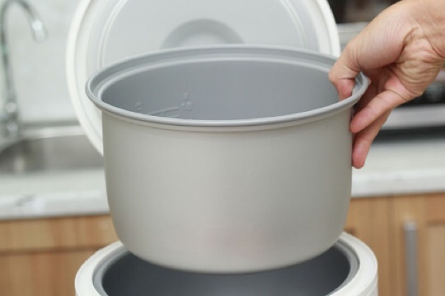 Nồi cơm điện Sharp 1.8 lít KS-N182ETV - Chính Hãng Lòng nồi cơm điện Sharp bằng hợp kim nhôm chống dính bền | BigBuy360 - bigbuy360.vn