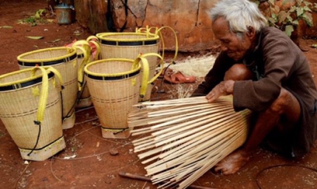 Gùi dân tộc tây nguyên( hàng đẹp, loại to có thể đựng đồ)