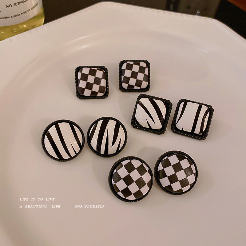 Bông Tai Họa Tiết Kẻ Ô Trắng Đen Đơn Giản Thời Trang 2022 Cho Nữ