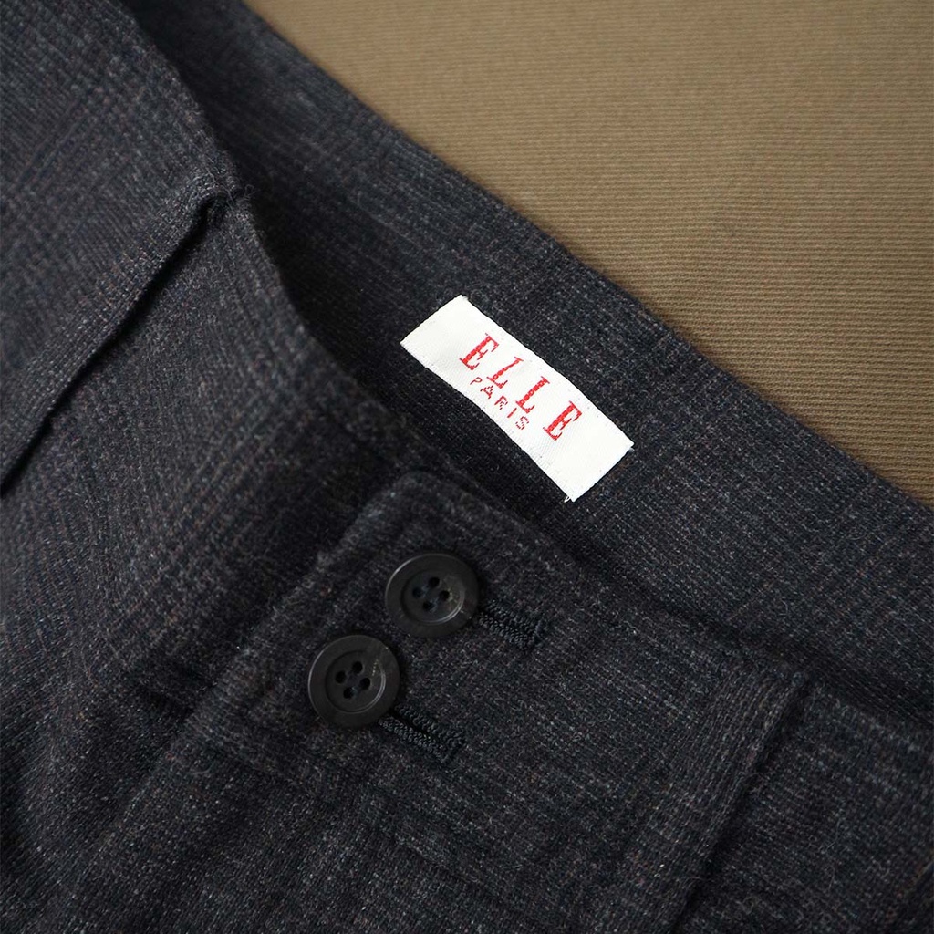 Quần dạ lửng của Elle màu đen có kẻ caro