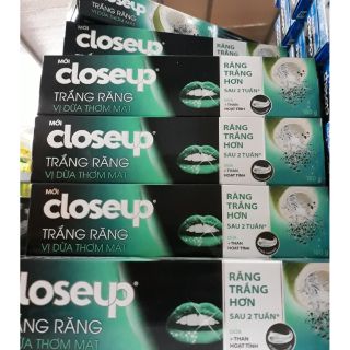 Kem đánh răng Closeup dừa và than hoạt tính 180 g.