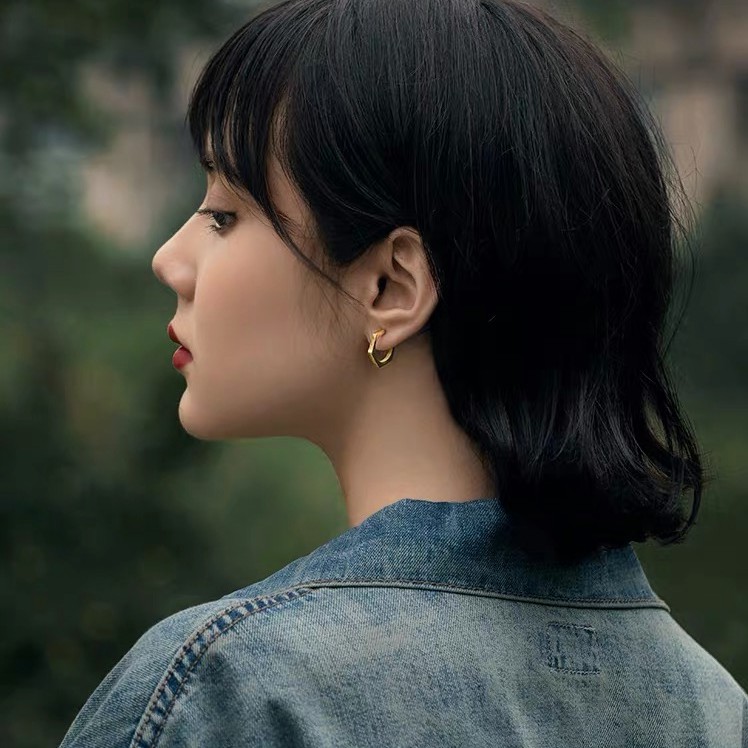 Bông tai kim loại titan mạ vàng 18K họa tiết lục giác lấp lánh đơn giản dễ phối đồ thời trang thu đông tinh tế cao cấp