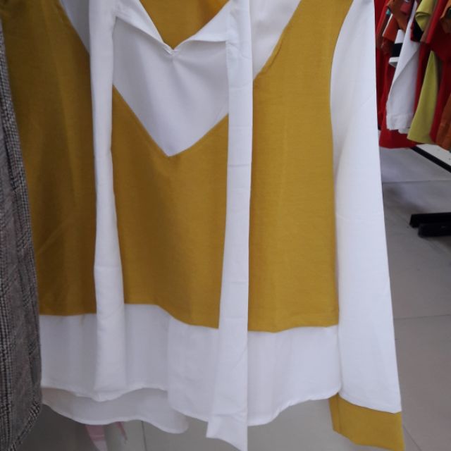 Áo sơ mi thắt nơ giả gile đủ màu chất chiffon kiểu dáng thanh lịch. Kiểu áo trắng dễ kết hợp với các loại trang phục.