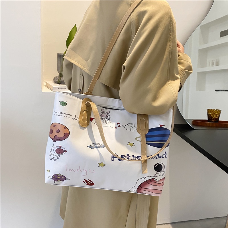 Túi đeo vai thời trang phương Tây họa tiết gấu ấn tượng 2021