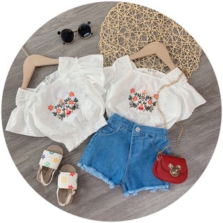 Set bộ bé gái áo trắng thêu hoa quần sóc bò