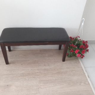 Ghế băng màu nâu đen