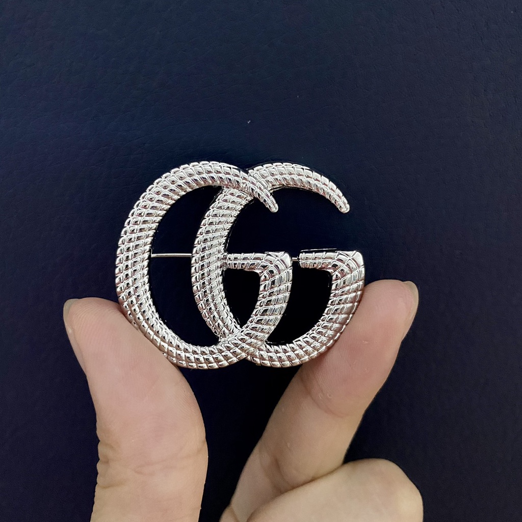 Ghim tag cài áo thương hiệu X G L sang chảnh