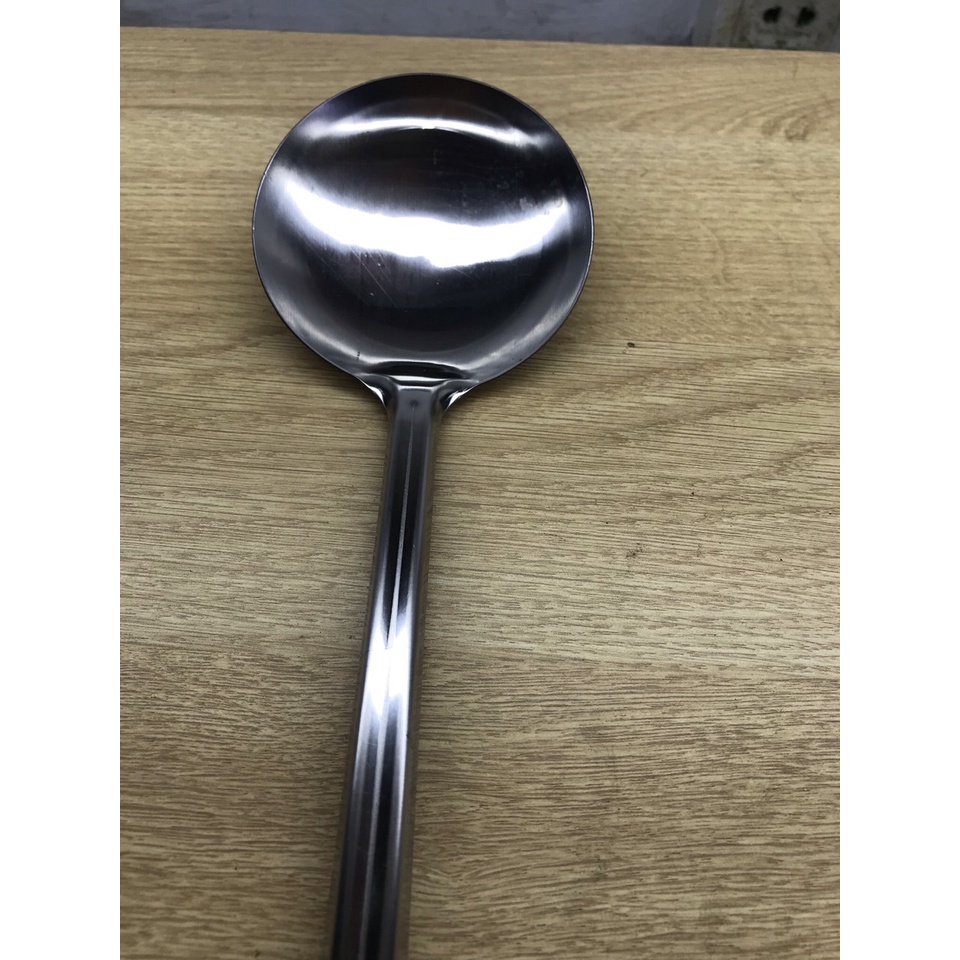 vá múc canh inox cán màu vàng dài sâu lòng 9 ( 1 cây )