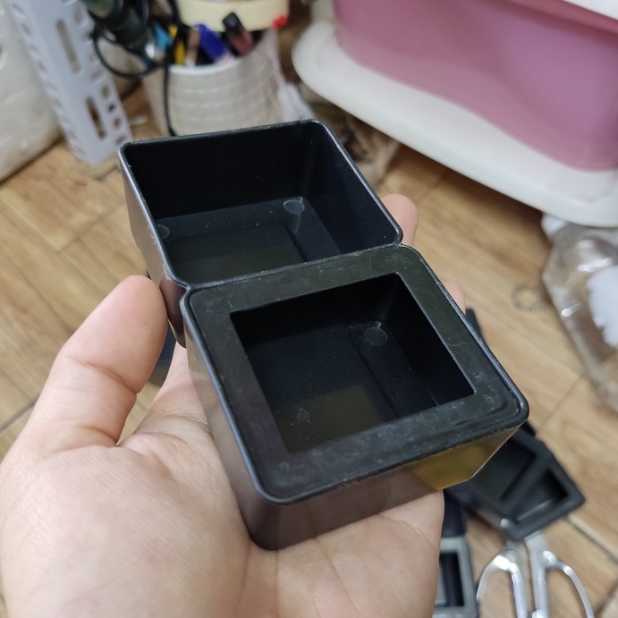 Chén 2 ngăn đựng thức ăn, canxi ,nước uống cho bò sát màu đen