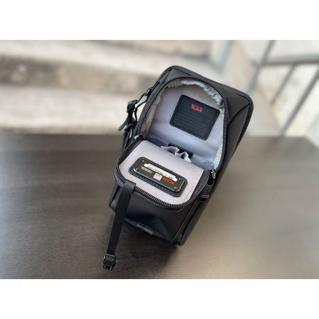 Túi đeo chéo Tumi Alpha thiết kế đơn giản hợp thời trang