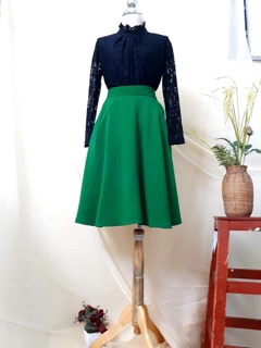 Chân  váy xoè phối nút