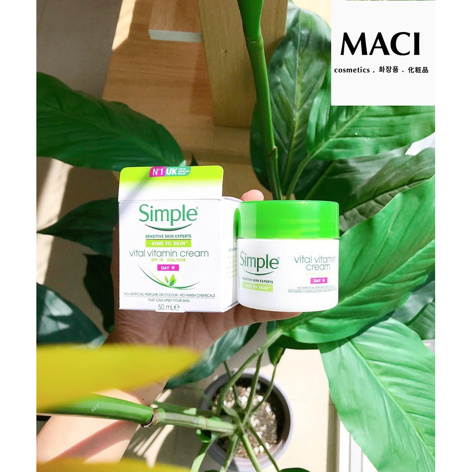 Kem dưỡng da ban ngày Simple Kind To Skin Vital Vitamin Day Cream SPF 15 UVA/UVB