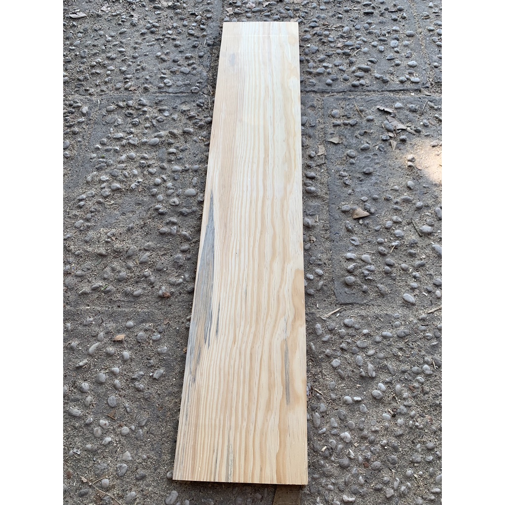 Gỗ thông tấm dài 60cm,rộng 20cm,dày 2cm màu gỗ tối đã được bào láng 4 mặt phù hợp sơn màu cổ điển,ốp tường vintage