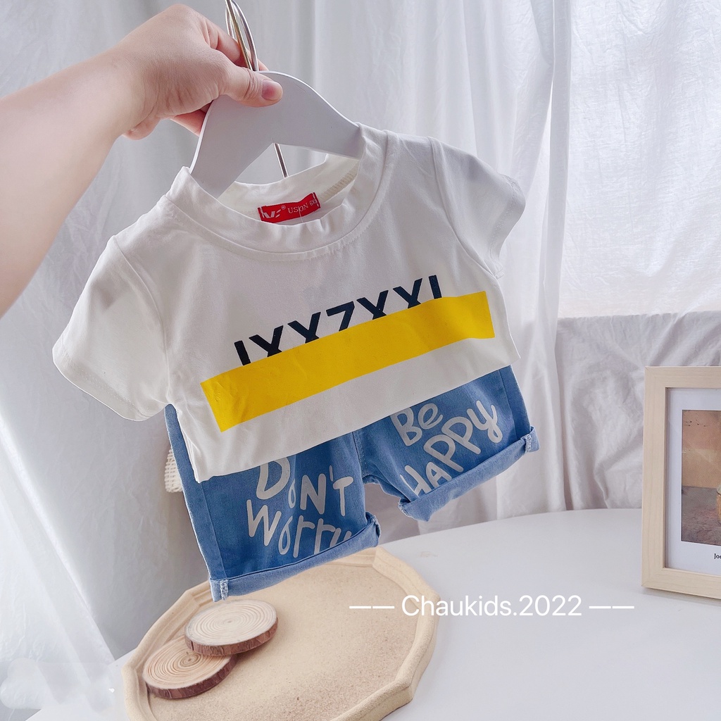 Bộ quần áo bé trai kiểu dáng thể thao, set áo thun cotton IXXZXXI phối quần short jean mềm in chữ cho bé