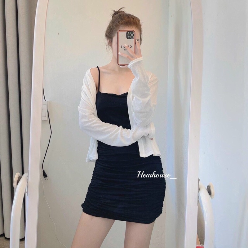 đầm 2 dây đen kèm áo cardigan khoác ngoài
